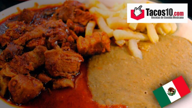 Tacos de chicharrón en salsa roja